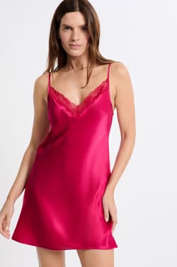 Camis&oacute;n corto de sat&eacute;n con escote de encaje;${refinementColor}