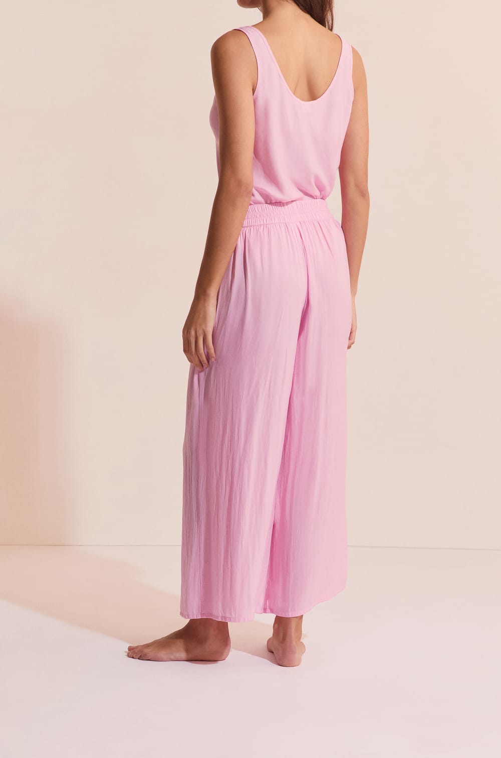 Pantalon de pyjama satin&eacute; coupe large;${refinementColor}