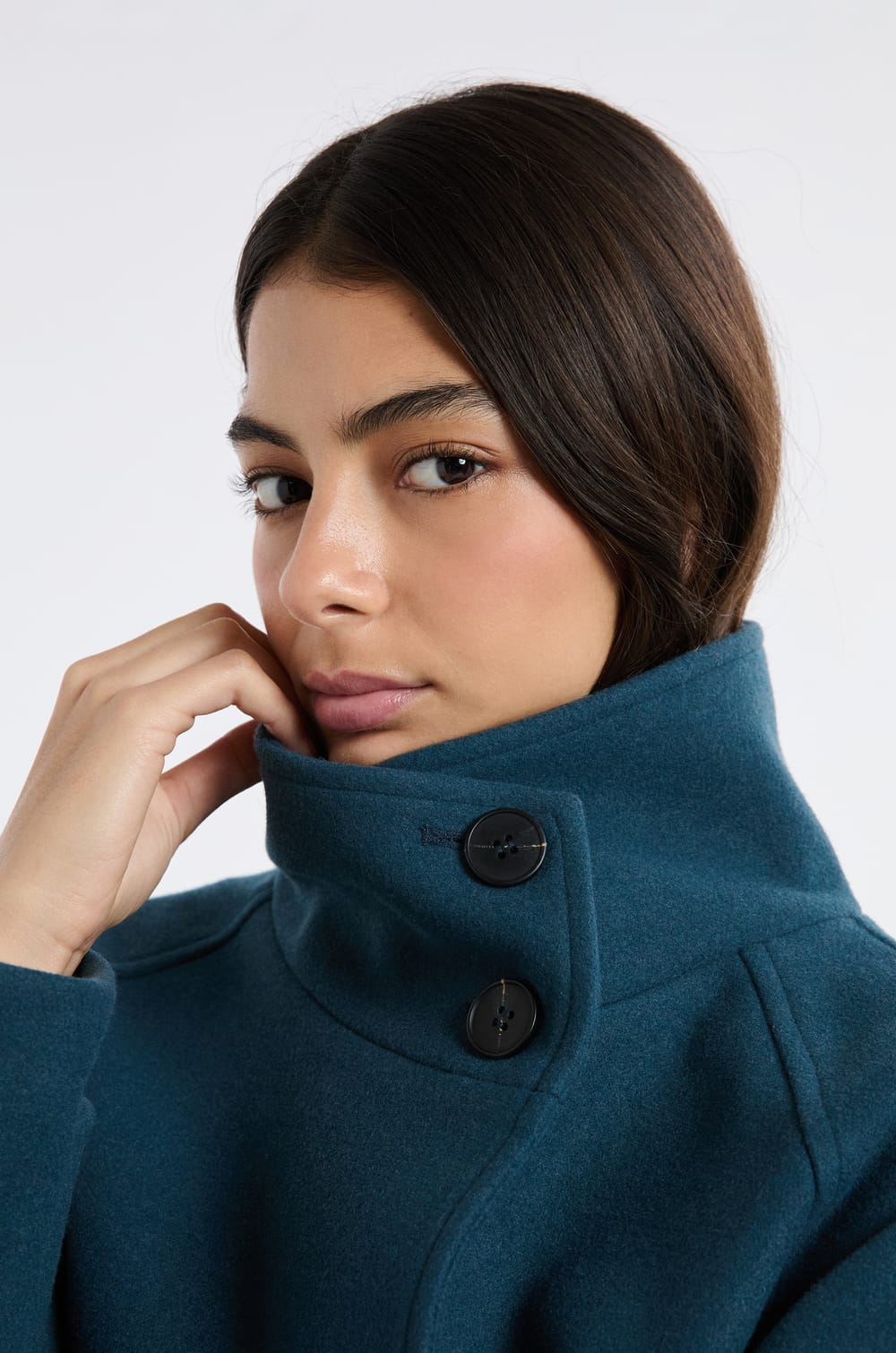 Jas met schoorsteenkraag met wol;${refinementColor}