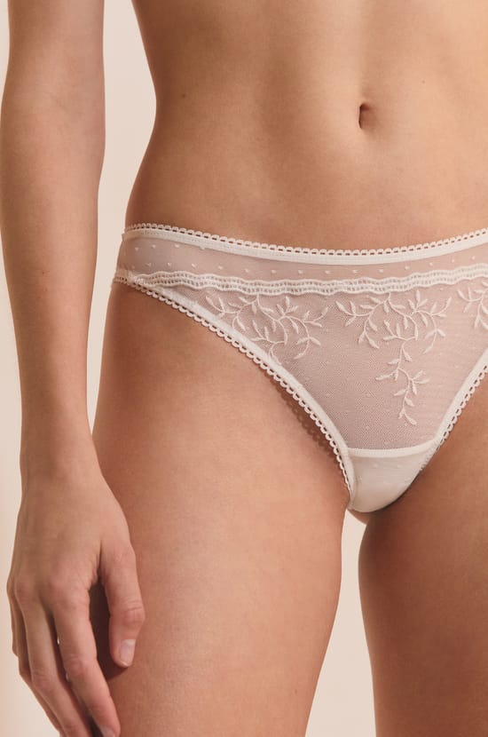 Tanga avec broderie;${refinementColor}