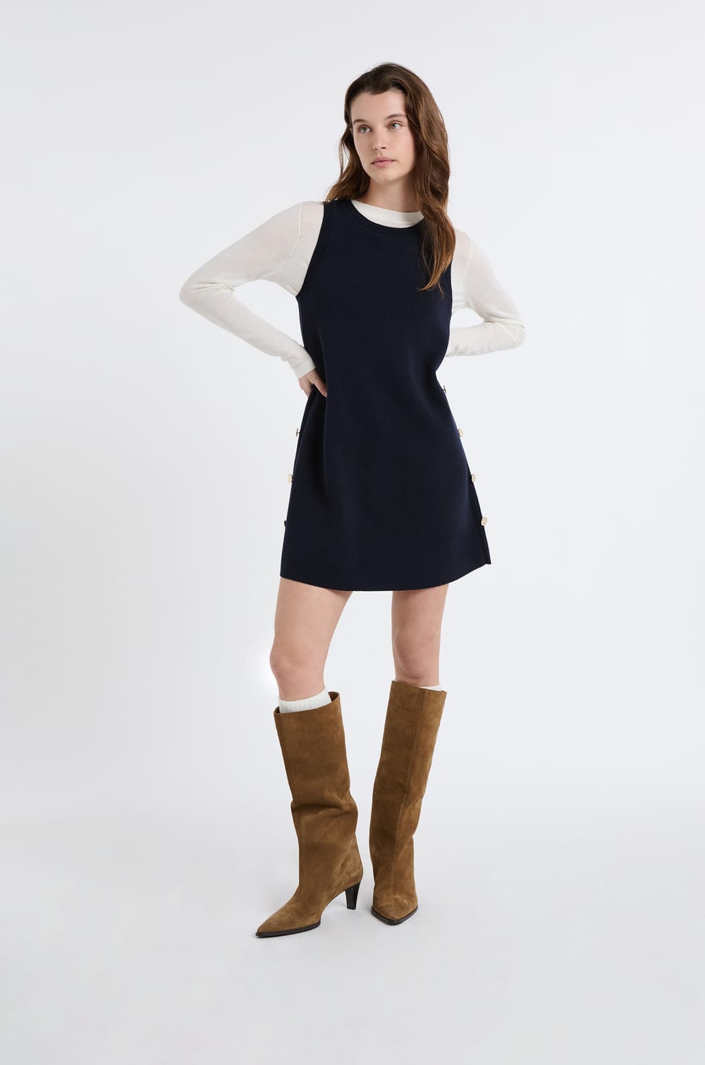 Vestido corto con botones dorados;${refinementColor}