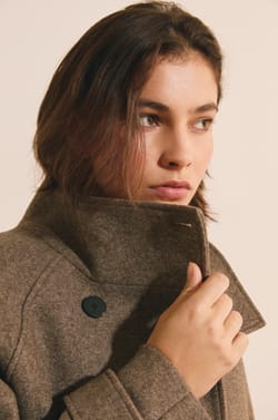 Manteau court avec laine &agrave; col montant;${refinementColor}