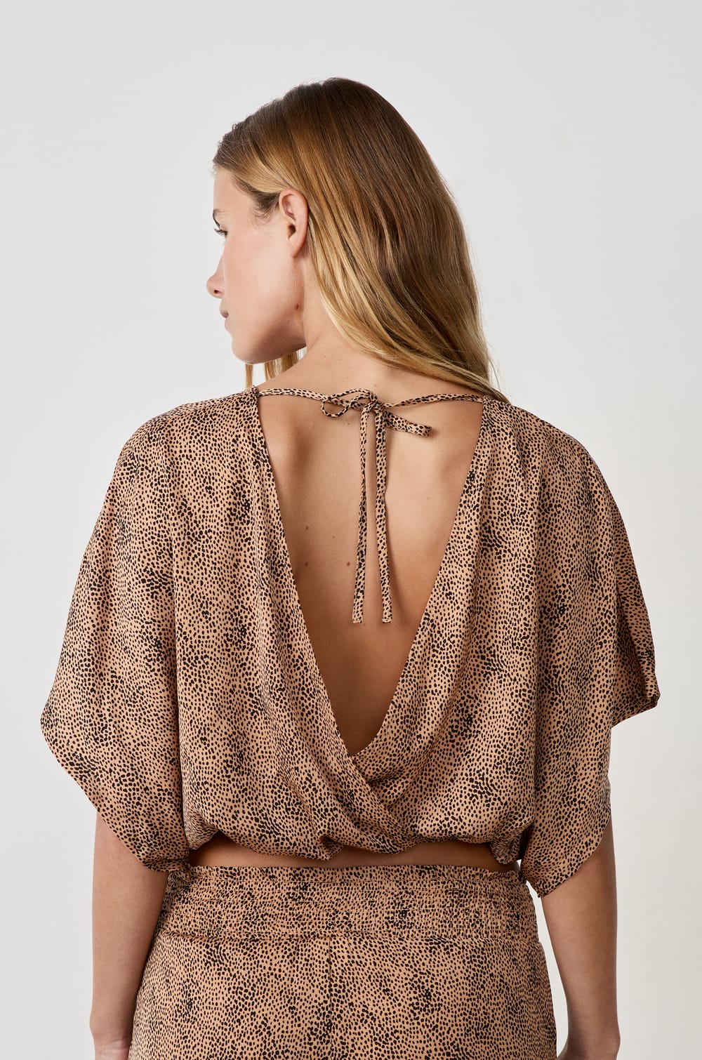 Short-sleeved satin top;${refinementColor}