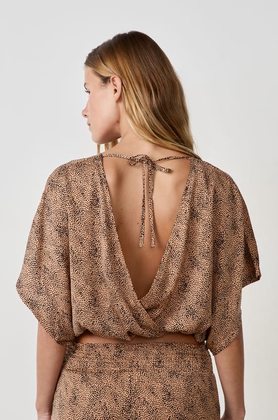 Top de satén de manga corta;${refinementColor}