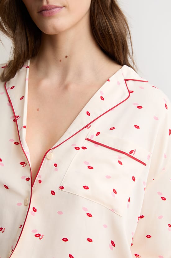 Chemise de pyjama satin&eacute;e &agrave; motif bisous;${refinementColor}