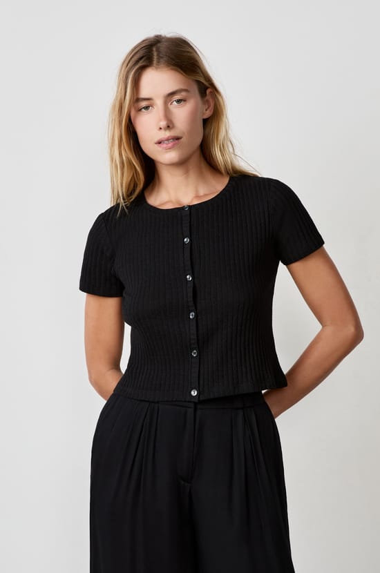 Short-sleeved buttoned T-shirt;${refinementColor}