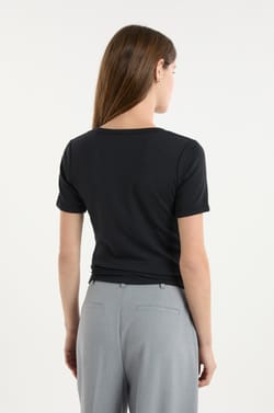 Camiseta con cuello en V y algod&oacute;n modal;${refinementColor}