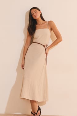 Robe longue &agrave; fines bretelles;${refinementColor}