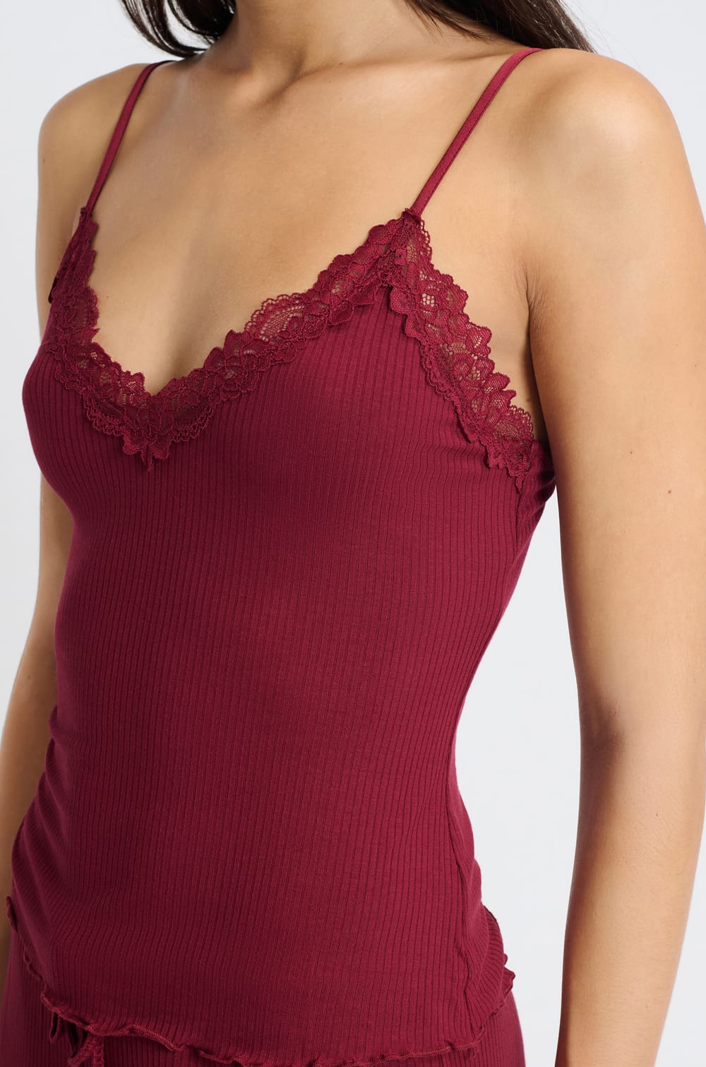 Ensemble de pyjama 2 pi&egrave;ces en maille c&ocirc;tel&eacute; d&eacute;tails dentelle;${refinementColor}
