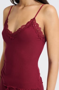 Ensemble de pyjama 2 pi&egrave;ces en maille c&ocirc;tel&eacute; d&eacute;tails dentelle;${refinementColor}