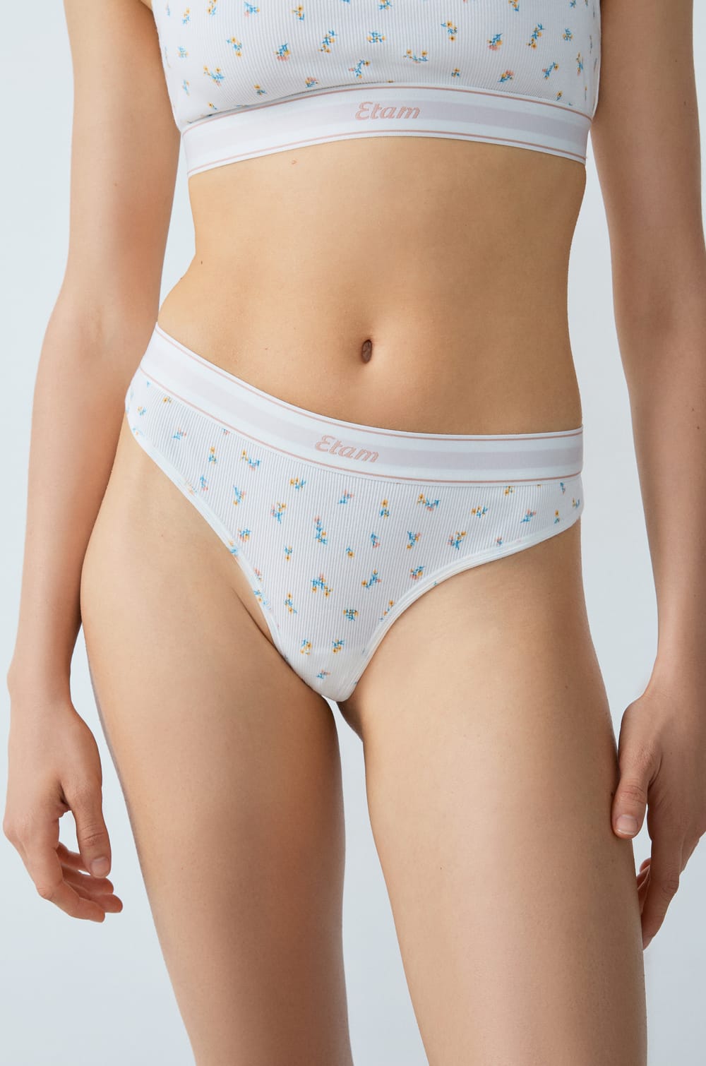 String aus Rippenbaumwolle;${refinementColor}