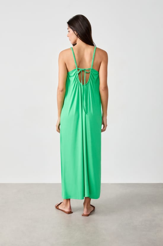 Robe longue à fines bretelles;${refinementColor}