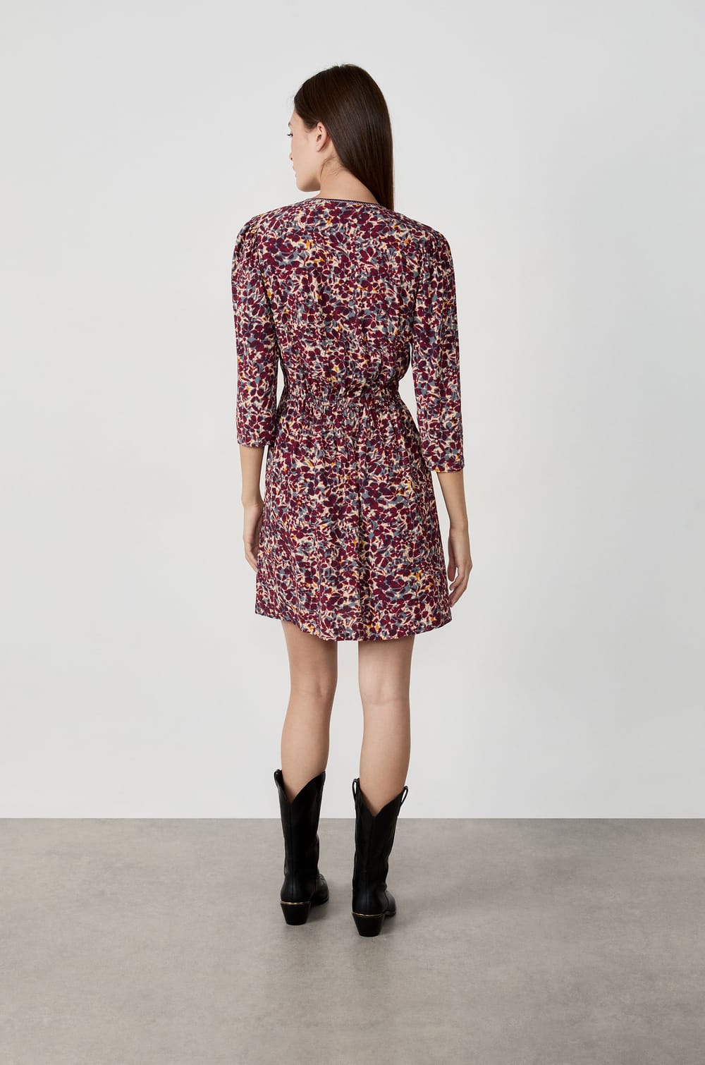 Short dress with floral patterns;${refinementColor}
