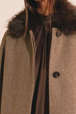 Manteau long avec col en fausse fourrure;${refinementColor}