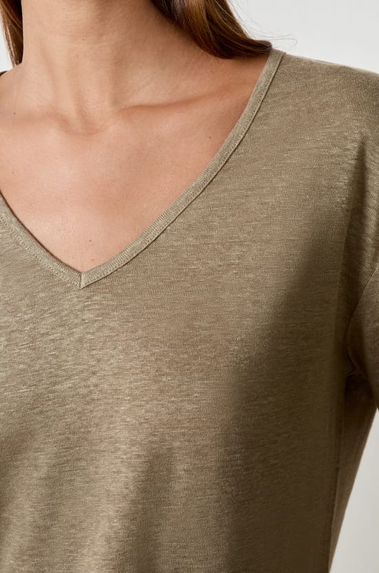 V-neck T-shirt 100% linen;${refinementColor}
