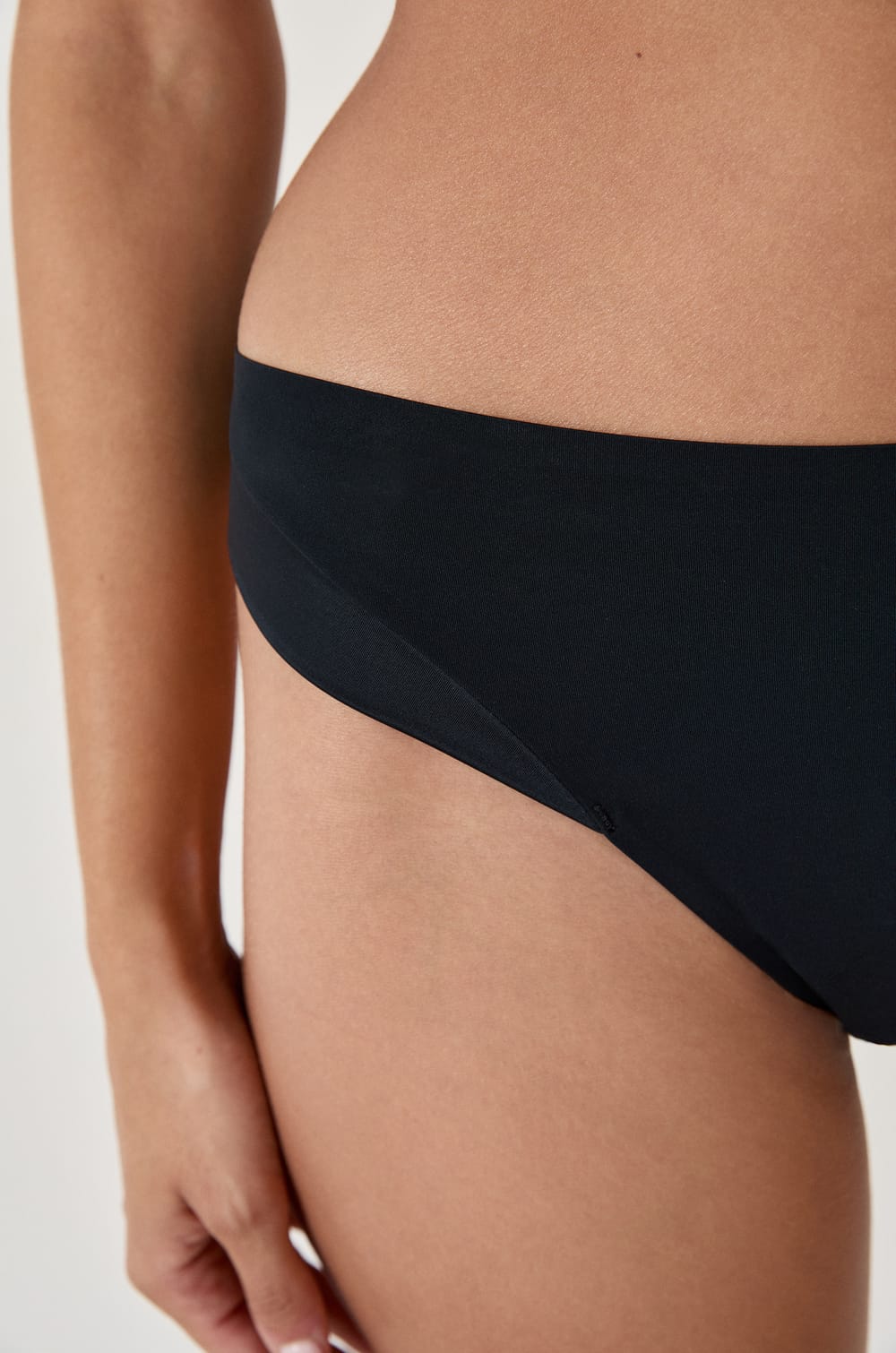Satin microfibre tanga;${refinementColor}
