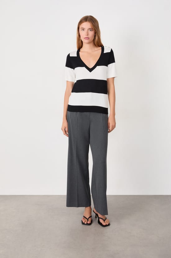 Short-sleeved V-neck sweater;${refinementColor}