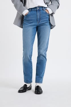 Jean coupe slim;${refinementColor}