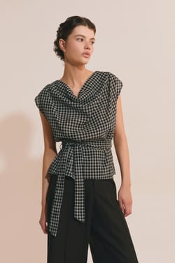 Top &agrave; col b&eacute;nitier cintr&eacute; &agrave; la taille;${refinementColor}