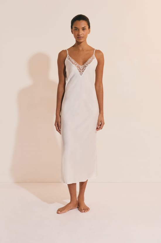 Langes Satin-N&eacute;glig&eacute;;${refinementColor}