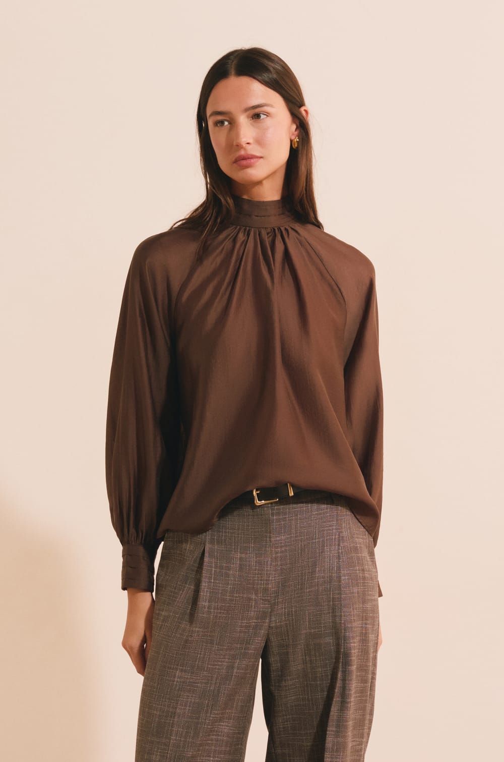 Blouse satin&eacute;e &agrave; col montant;${refinementColor}