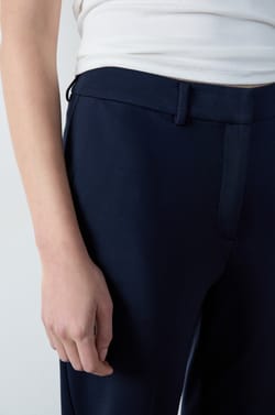 Pantalón corte cigarett;${refinementColor}