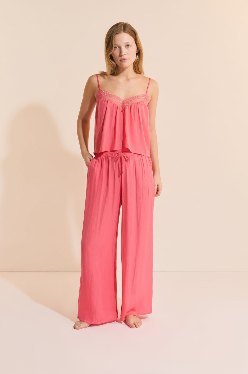 Pantalon satin&eacute; coupe large;${refinementColor}