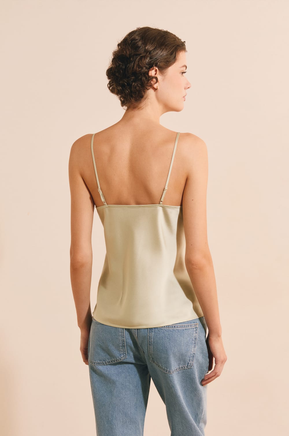 Caraco satin&eacute; avec d&eacute;tails en broderie;${refinementColor}