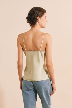 Caraco satin&eacute; avec d&eacute;tails en broderie;${refinementColor}