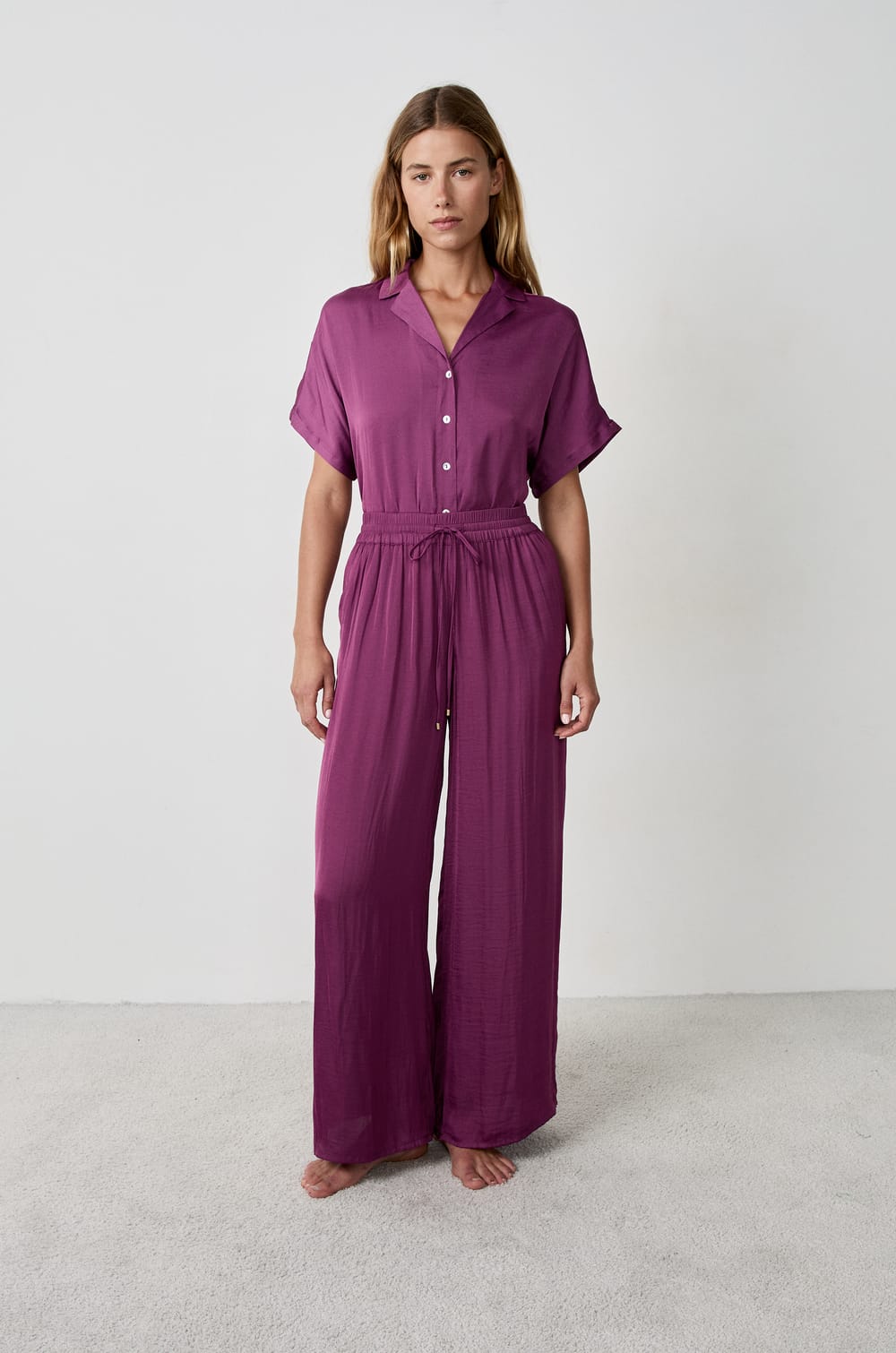 Weite Hose aus Satin;${refinementColor}