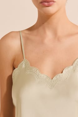 Caraco satin&eacute; avec d&eacute;tails en broderie;${refinementColor}