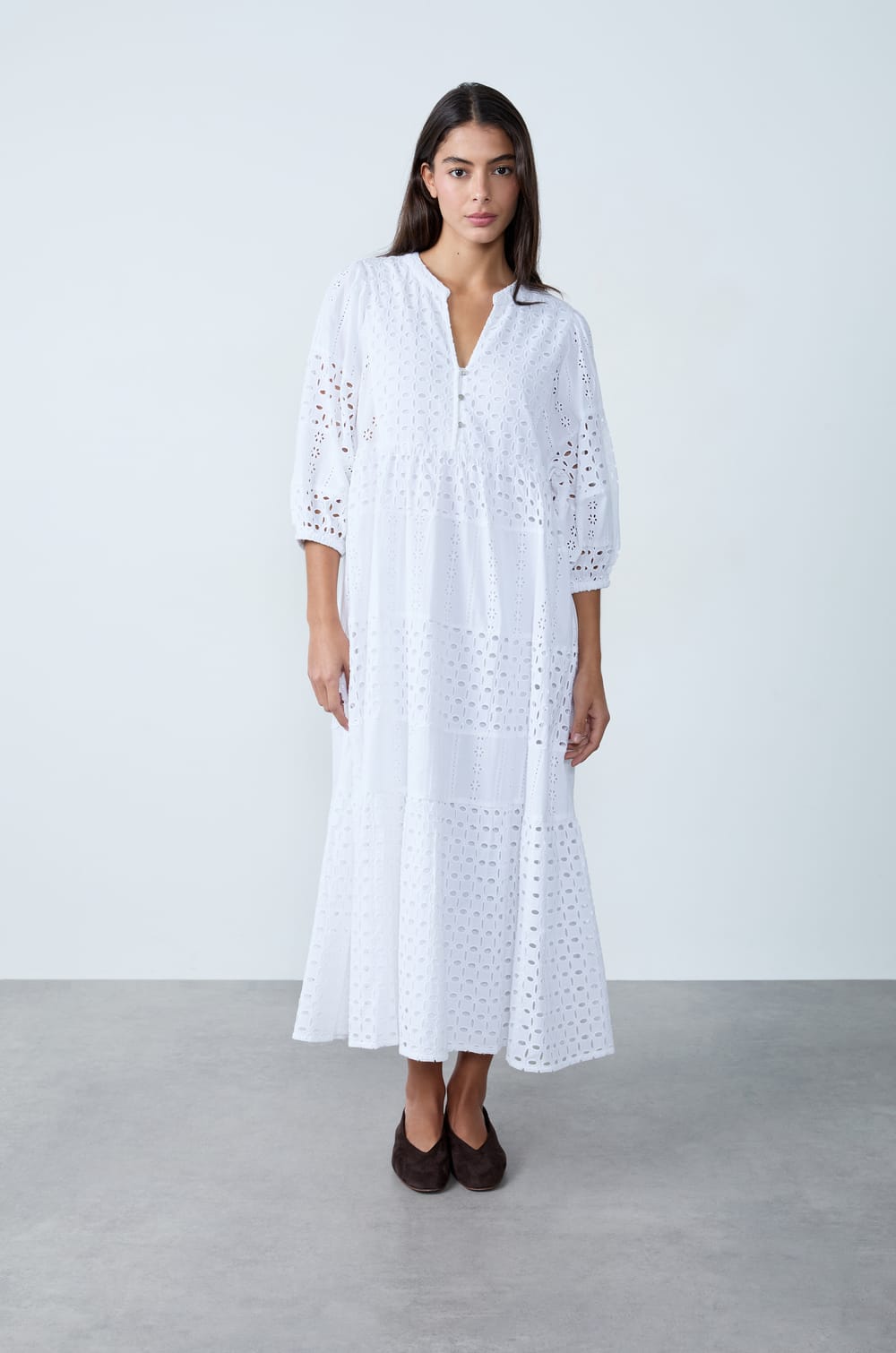 Long fluid dress with embroidery;${refinementColor}