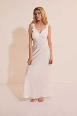 Nuisette satin&eacute;e avec d&eacute;tails en dentelle;${refinementColor}