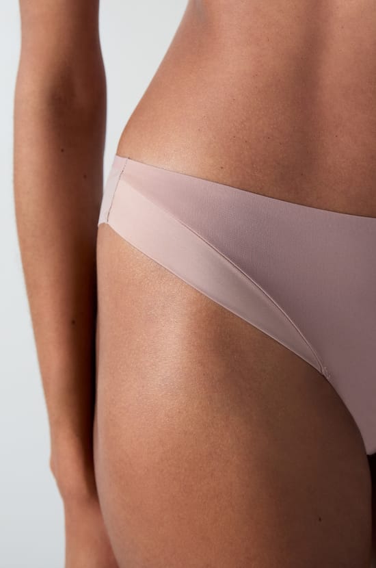 Tanga en microfibre satiné;${refinementColor}