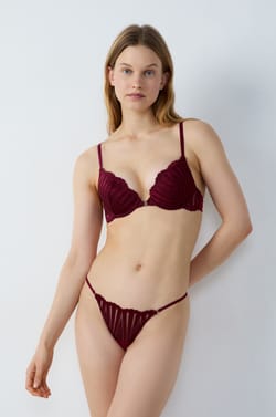 String en dentelle détails bijoux;${refinementColor}