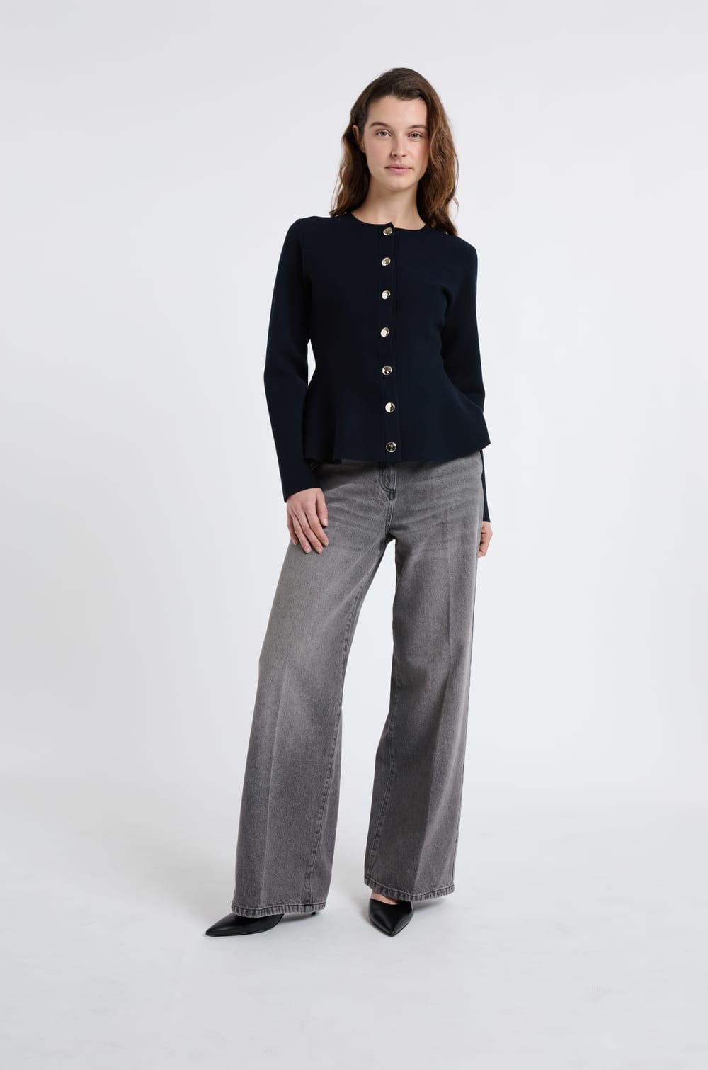 Top &agrave; manches longues avec boutons dor&eacute;s;${refinementColor}