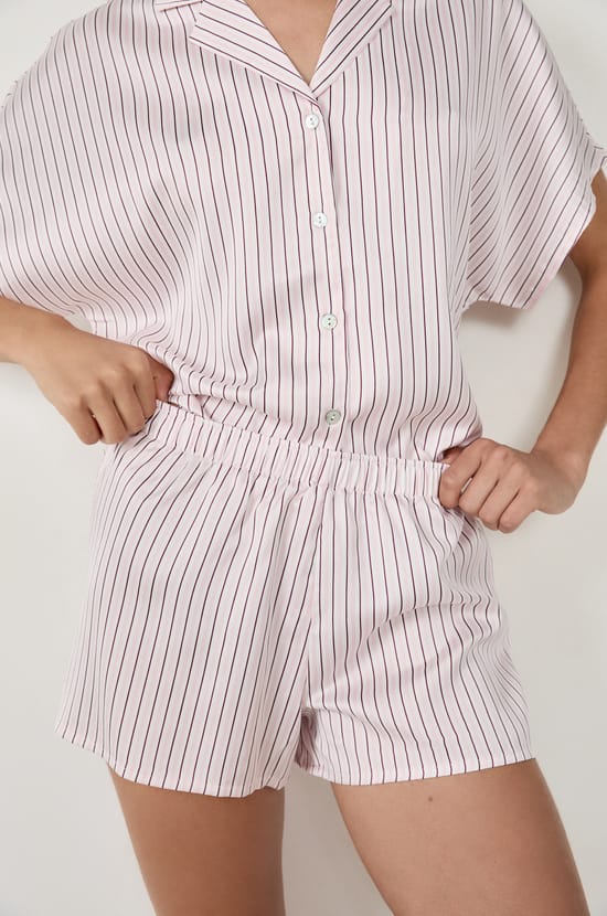 Short de pyjama satin&eacute; &agrave; rayures;${refinementColor}