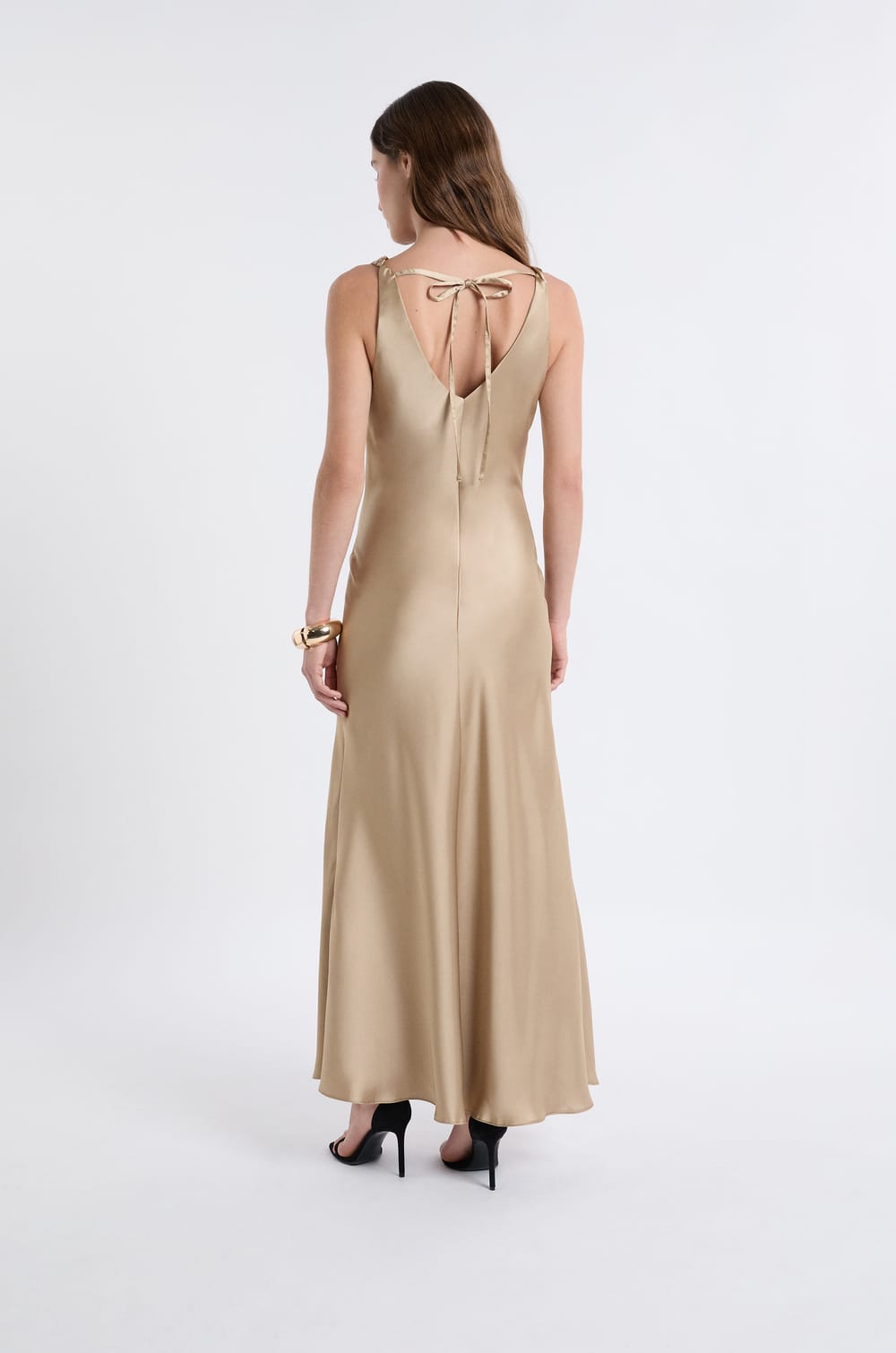 Robe longue satinée;${refinementColor}