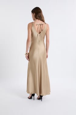 Robe longue satinée;${refinementColor}