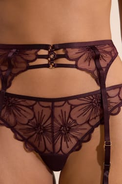 Porte-jarretelles avec broderie;${refinementColor}