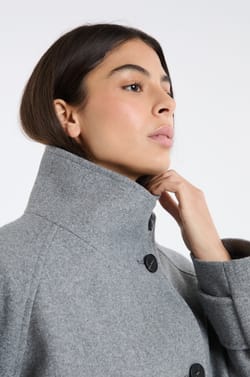 Jas met schoorsteenkraag met wol;${refinementColor}