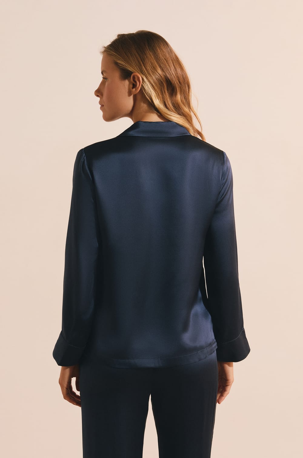 Long-sleeved silk pyjama shirt;${refinementColor}