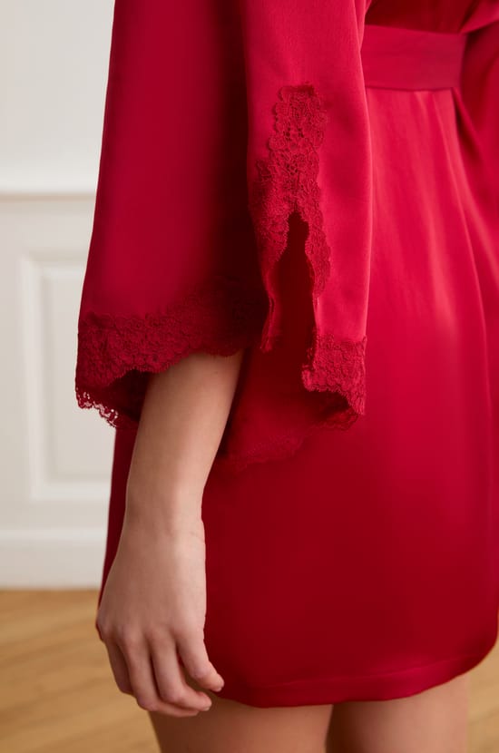 D&eacute;shabill&eacute; en satin avec d&eacute;tails dentelle;${refinementColor}