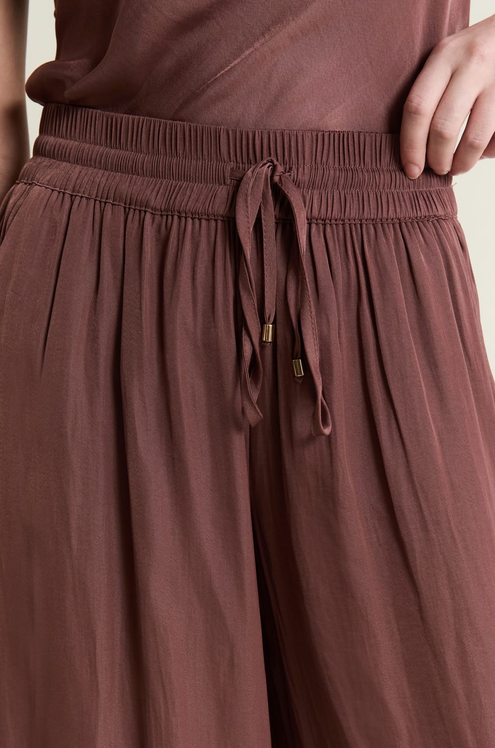 Pantalon satin&eacute; coupe large;${refinementColor}