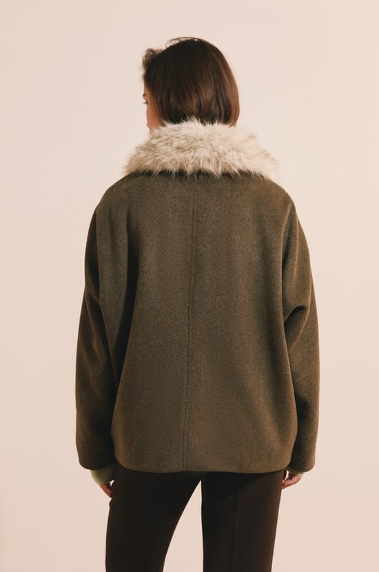 Manteau court avec col fausse fourrure;${refinementColor}