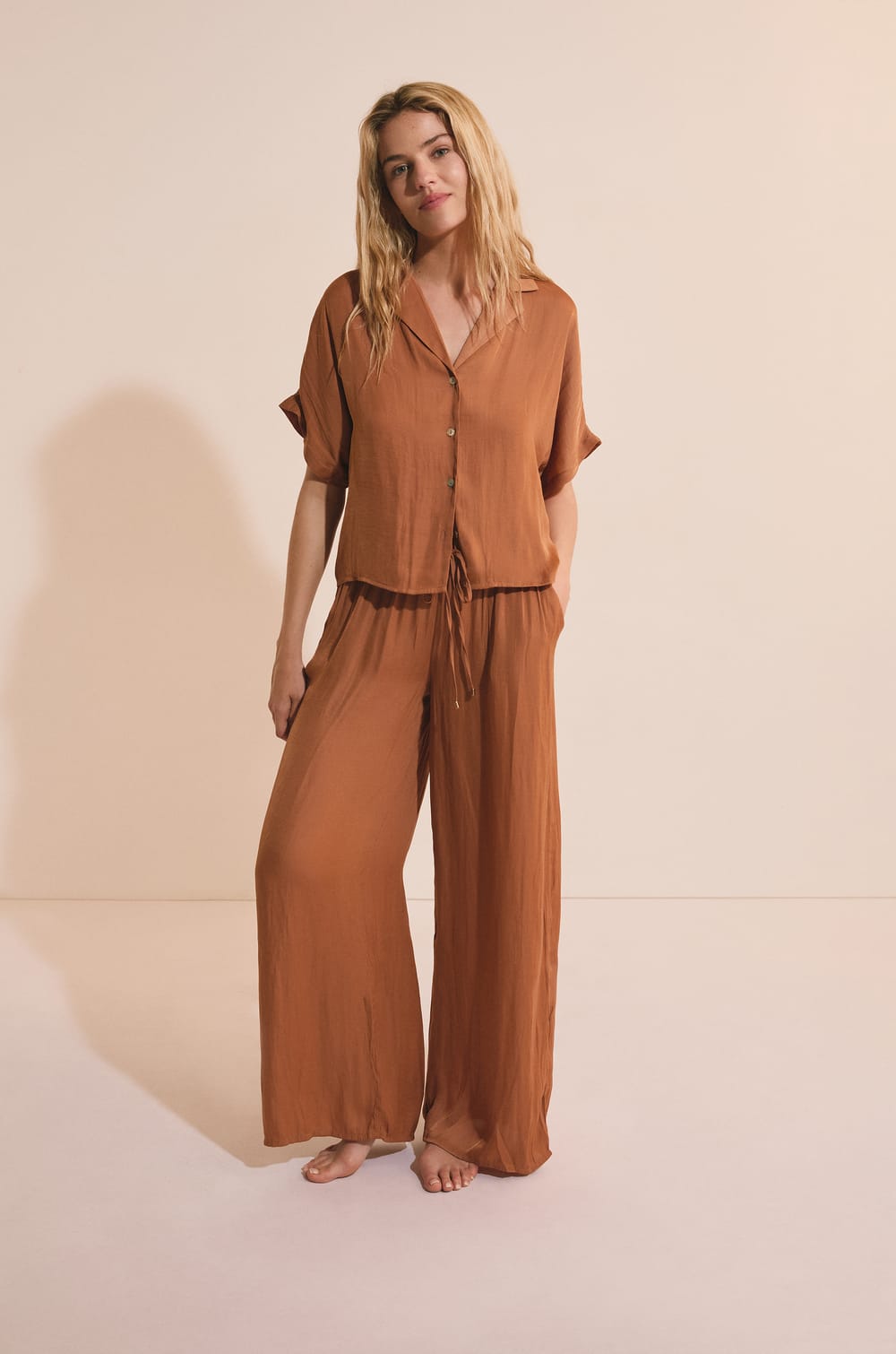 Chemise de pyjama manches courtes satin&eacute;e;${refinementColor}