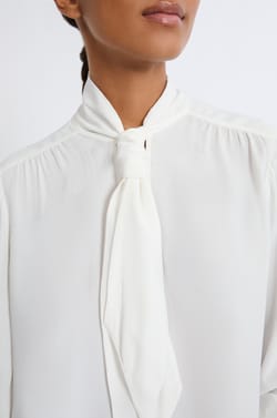 Chemise avec col cravate;${refinementColor}