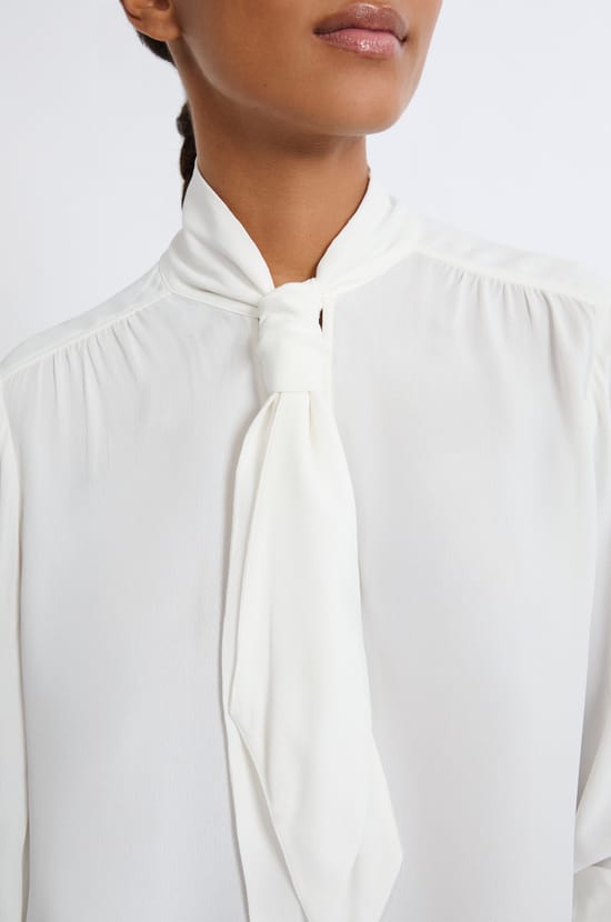 Chemise avec col cravate;${refinementColor}