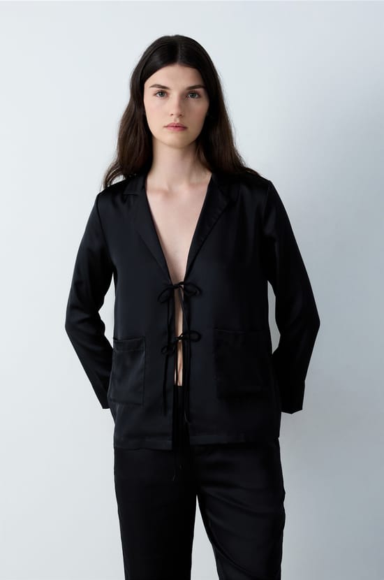 Chemise de pyjama satinée à noeud;${refinementColor}