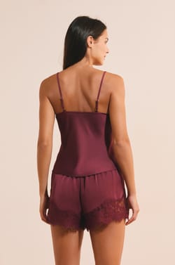 Caraco satin&eacute; avec d&eacute;tails dentelle;${refinementColor}